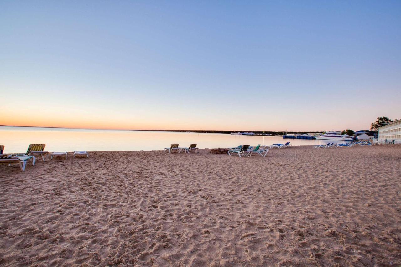 Super 8 Beachfront By Wyndham Mackinaw City, Mi Exterior foto