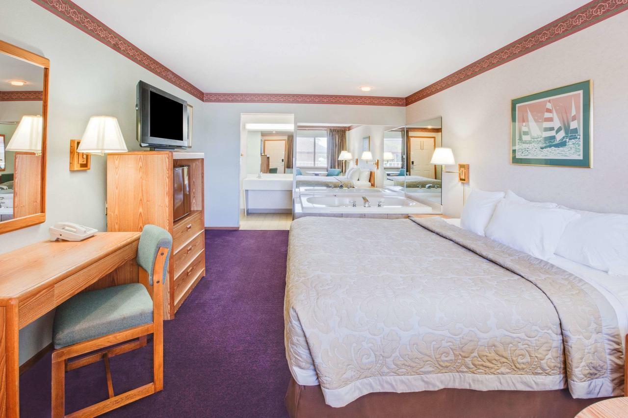 Super 8 Beachfront By Wyndham Mackinaw City, Mi Exterior foto