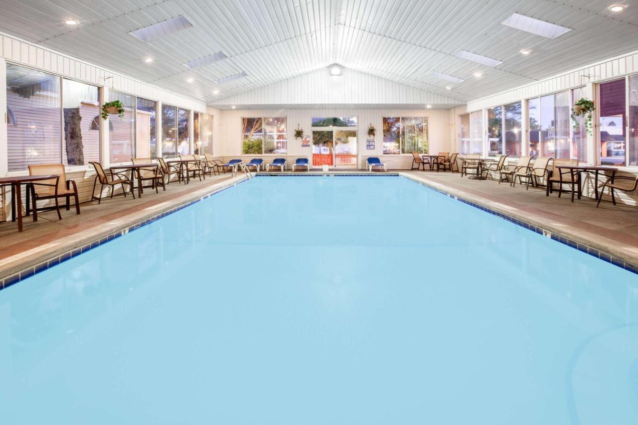 Super 8 Beachfront By Wyndham Mackinaw City, Mi Exterior foto